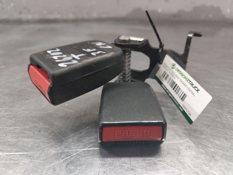 Recambio de enganche cinturon trasero central para renault scenic ii grand confort dynamique referencia OEM IAM D6001728  