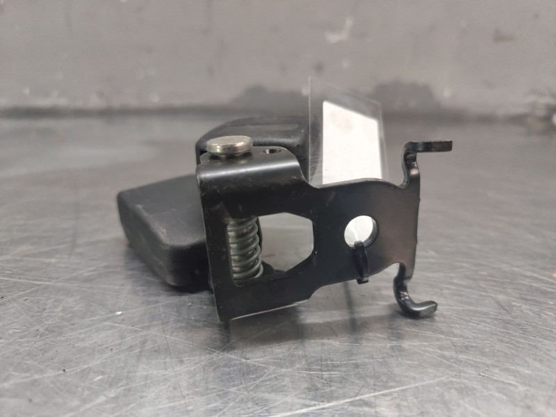 Recambio de enganche cinturon trasero central para renault scenic ii grand confort dynamique referencia OEM IAM D6001728  