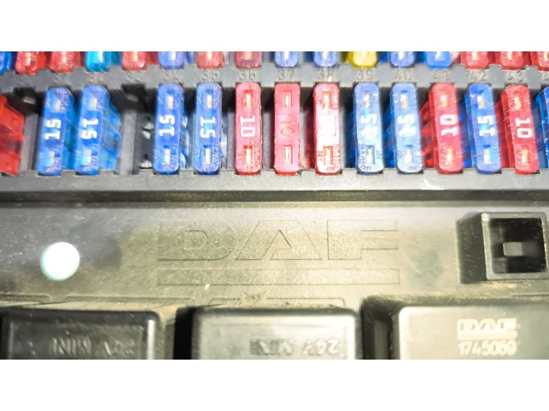 Recambio de caja reles / fusibles para daf serie xf105.xxx 12.9 diesel referencia OEM IAM 1674870  