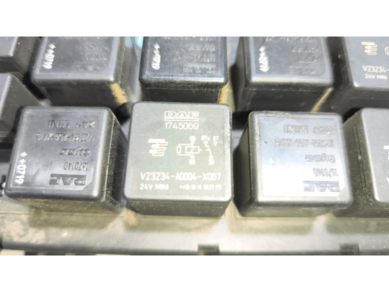 Recambio de caja reles / fusibles para daf serie xf105.xxx 12.9 diesel referencia OEM IAM 1674870  