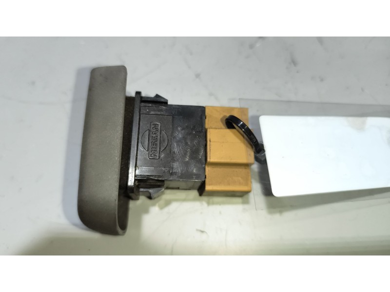 Recambio de boton antiniebla para nissan cabstar e 3.0 diesel referencia OEM IAM   