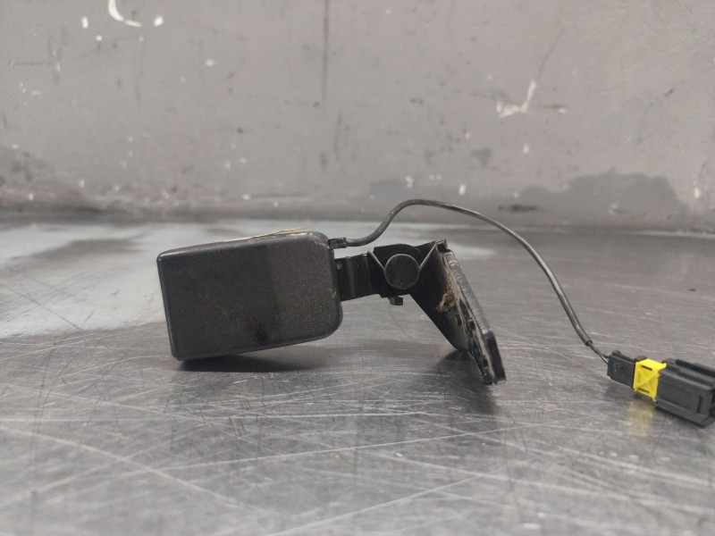 Recambio de enganche cinturon trasero izquierdo para peugeot 207 sw confort referencia OEM IAM 96587871XX  