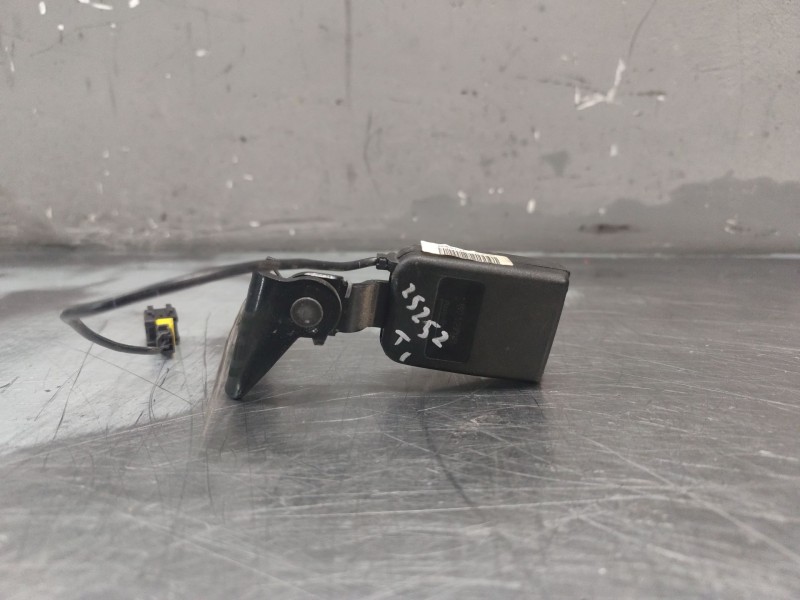 Recambio de enganche cinturon trasero izquierdo para peugeot 207 sw confort referencia OEM IAM 96587871XX  