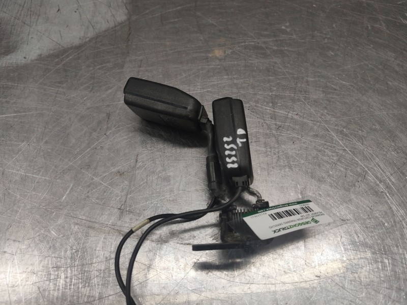 Recambio de enganche cinturon trasero derecho para peugeot 207 sw confort referencia OEM IAM 821237610 8212798 