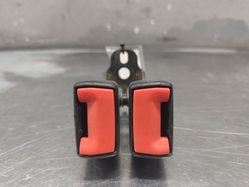 Recambio de enganche de cinturon trasero central para ford focus berlina (cap) ambiente (d) referencia OEM IAM  DERECHO 