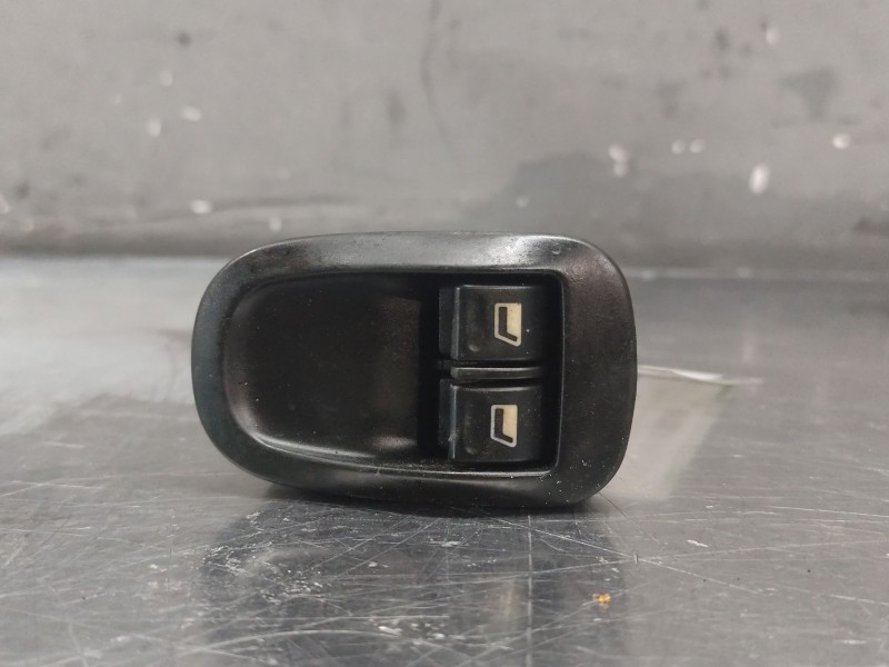 Recambio de mando elevalunas delantero izquierdo para peugeot 206 berlina xr referencia OEM IAM   