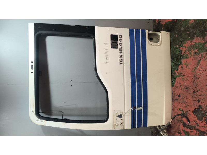 Recambio de puerta delantera izquierda para man tgx 18.xxx fg / 4x2 bl xl referencia OEM IAM 81626004129  