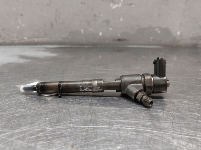 Recambio de inyector para opel corsa c blue line referencia OEM IAM 0445110083  