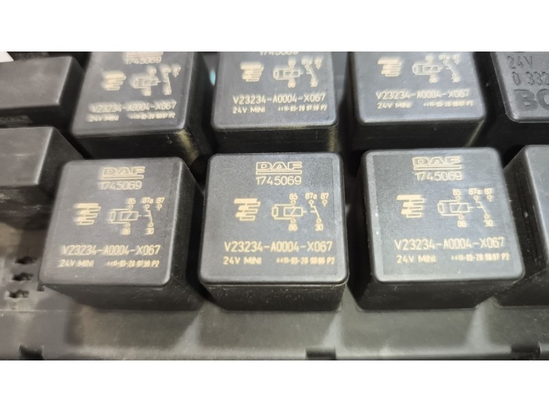 Recambio de caja reles / fusibles para daf serie xf105.xxx 12.9 diesel referencia OEM IAM 1795419  