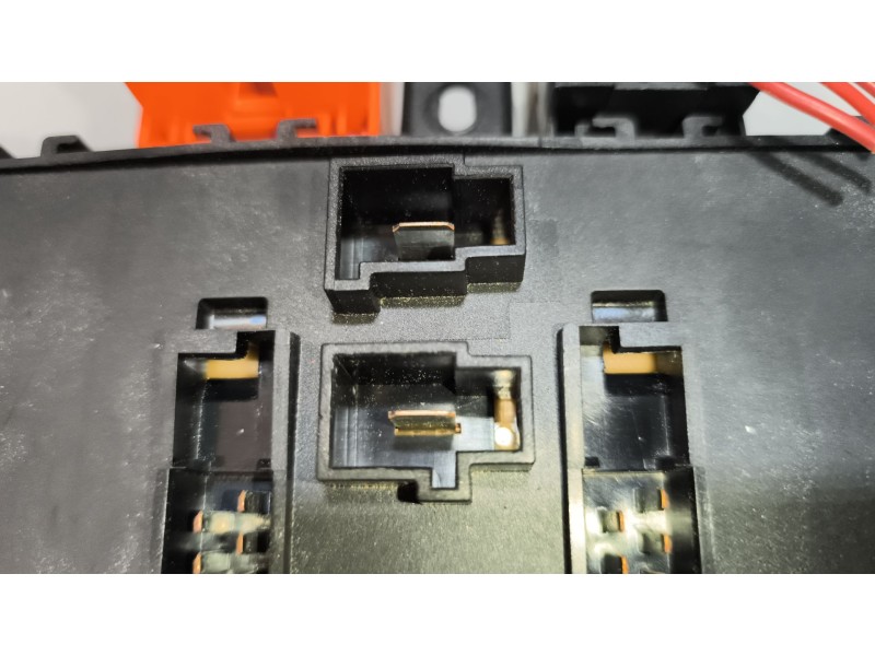 Recambio de caja reles / fusibles para daf serie xf105.xxx 12.9 diesel referencia OEM IAM 1795419  