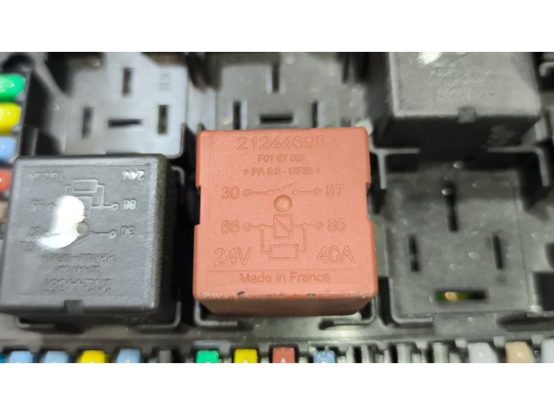 Recambio de caja reles / fusibles para renault serie t 10.8 diesel referencia OEM IAM 22619991 7422619994 