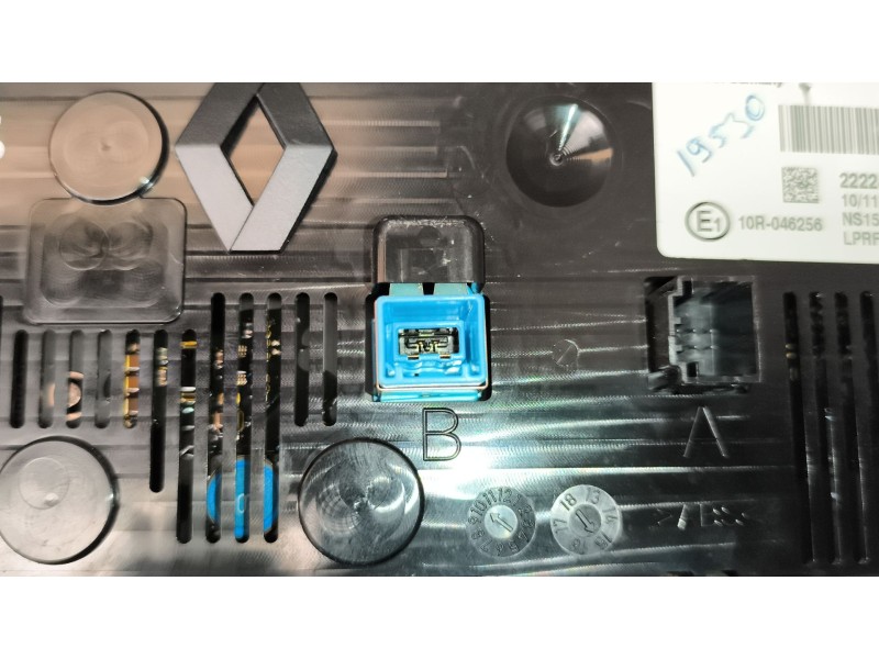 Recambio de pantalla multifuncion para renault serie t 10.8 diesel referencia OEM IAM 7422224265 22224265 