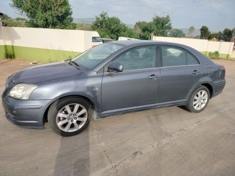 toyota avensis sedán (_t25_) del año 2005