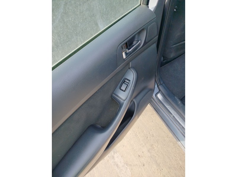 toyota avensis sedán (_t25_) del año 2005