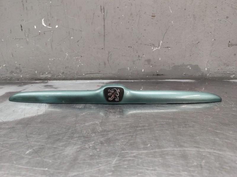 Recambio de embellecedor porton trasero para peugeot 206 berlina xr referencia OEM IAM 9629038877  