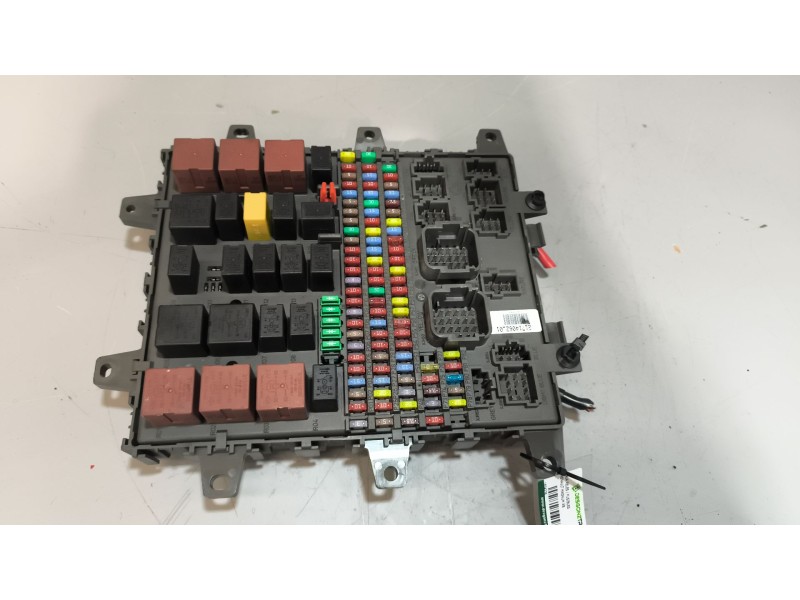 Recambio de caja reles / fusibles para renault magnum ab diesel referencia OEM IAM 21714062  