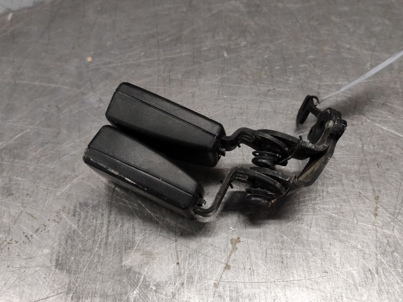 Recambio de enganche de cinturon trasero central para seat leon (5f1) 1.6 tdi referencia OEM IAM 5F0857739  