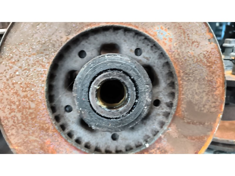 Recambio de buje delantero para nissan cabstar 01.04  cabina doble cabina doble referencia OEM IAM 402049X201  