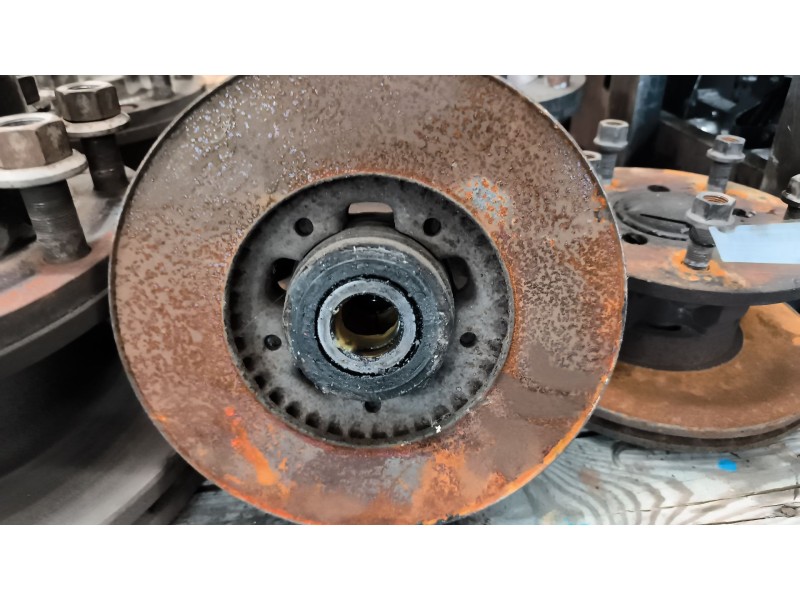 Recambio de buje delantero para nissan cabstar 01.04  cabina doble cabina doble referencia OEM IAM 402049X201  