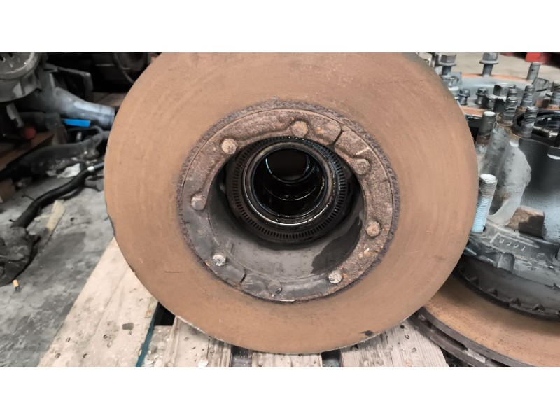 Recambio de buje trasero izquierdo para renault serie t 12.8 diesel referencia OEM IAM 7485107753 7420557646 7421328206