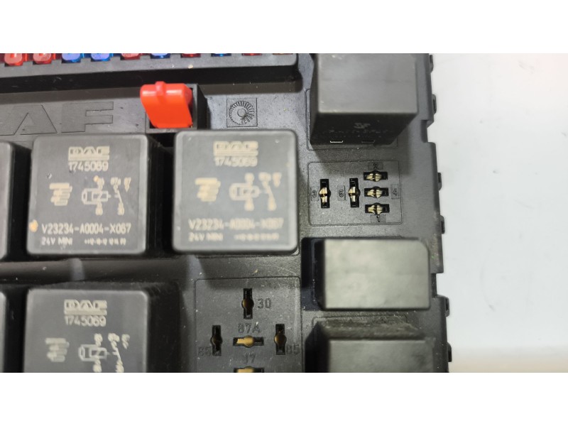 Recambio de caja reles / fusibles para daf serie xf105.xxx 12.9 diesel referencia OEM IAM 1895428  