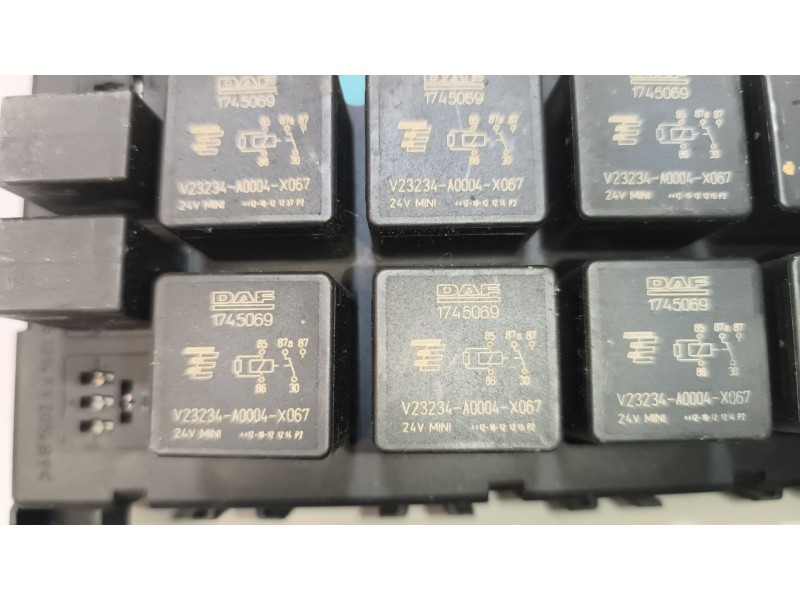 Recambio de caja reles / fusibles para daf serie xf105.xxx 12.9 diesel referencia OEM IAM 1895428  