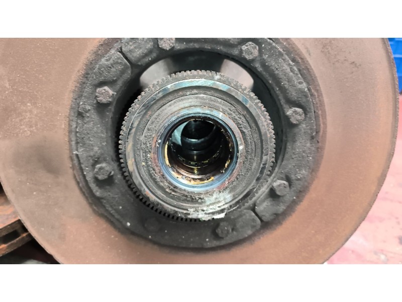 Recambio de buje delantero para renault magnum ab 2005 12.8 diesel referencia OEM IAM 7421022433  