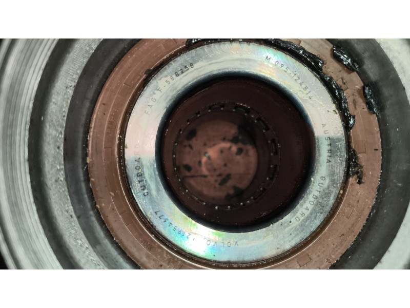 Recambio de buje delantero para renault serie t 12.8 diesel referencia OEM IAM 7421993642  