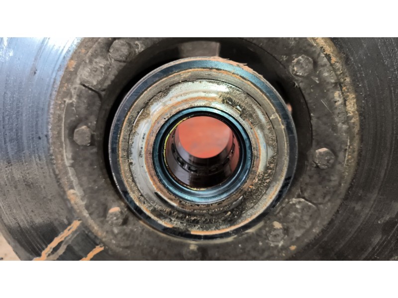 Recambio de buje delantero para renault serie t 12.8 diesel referencia OEM IAM 7421993642  