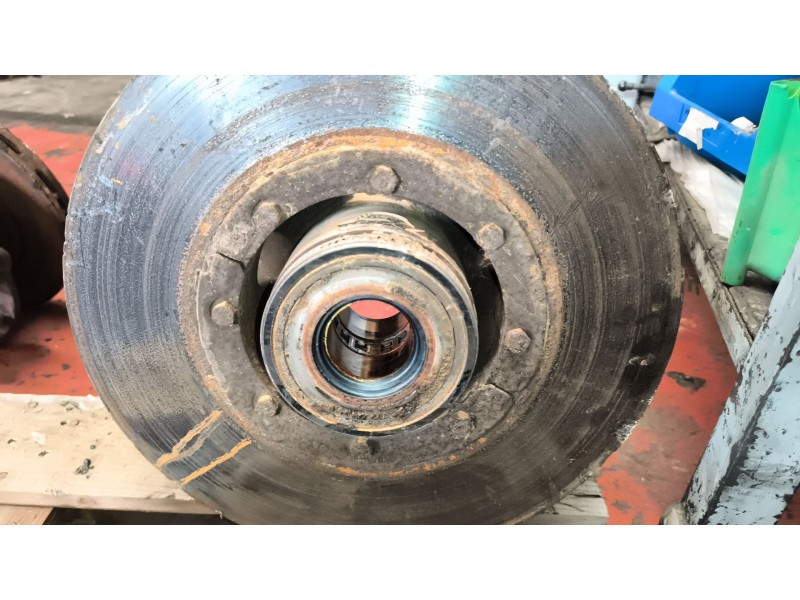 Recambio de buje delantero para renault serie t 12.8 diesel referencia OEM IAM 7421993642  