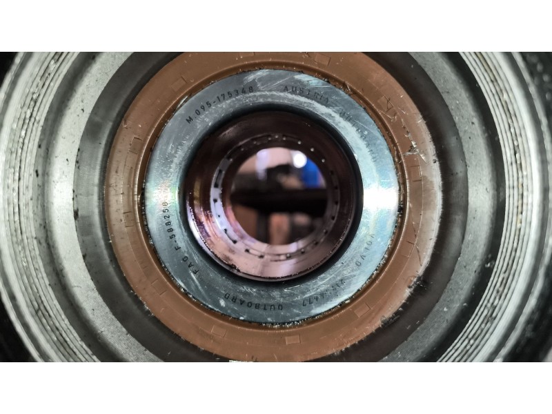 Recambio de buje delantero para renault serie t 12.8 diesel referencia OEM IAM 7421993642  
