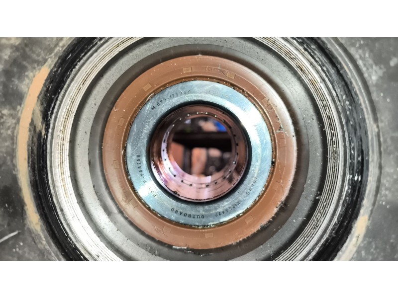 Recambio de buje delantero para renault serie t 12.8 diesel referencia OEM IAM 7421993642  