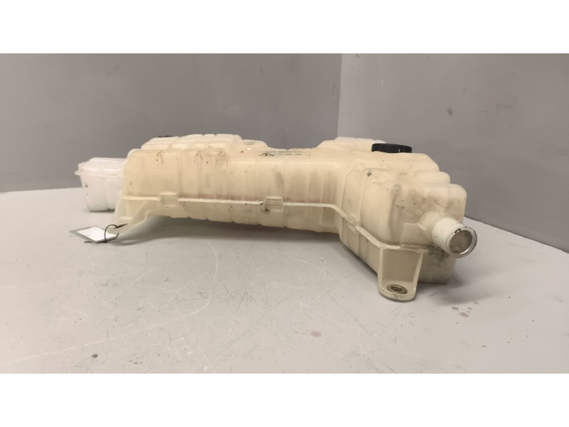 Recambio de deposito expansion para renault midlum fg xxx.10    e4 cabina doble referencia OEM IAM 7482582816  