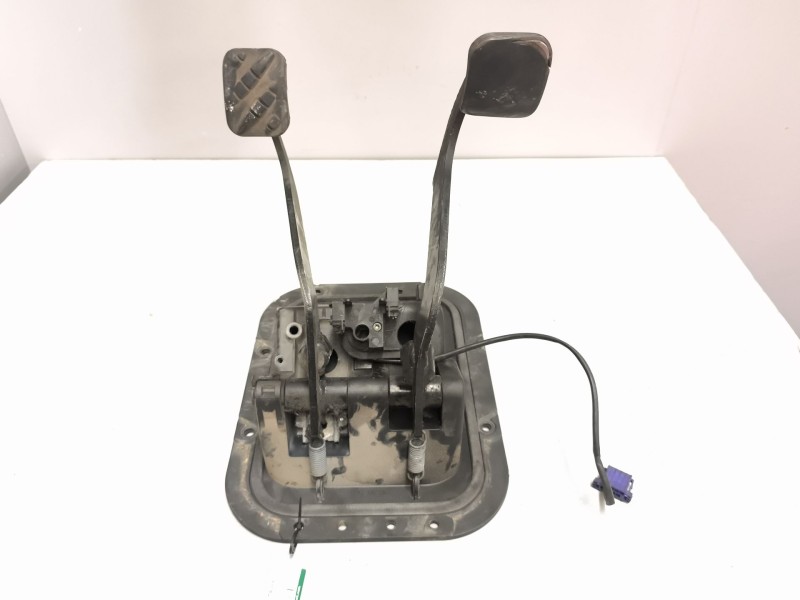 Recambio de soporte pedales para renault midlum fg xxx.10    e4 cabina doble referencia OEM IAM 5010640219 9650010170 