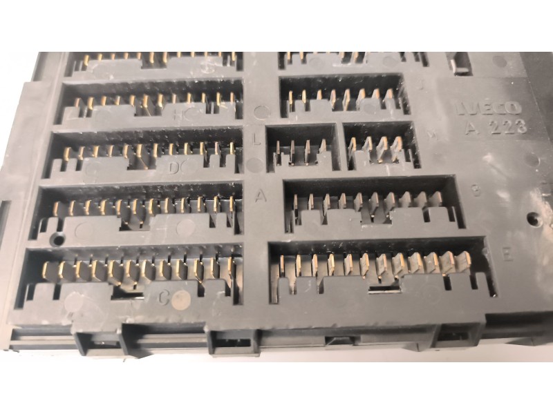 Recambio de caja reles / fusibles para iveco eurocargo 5.9 diesel referencia OEM IAM 98487769  