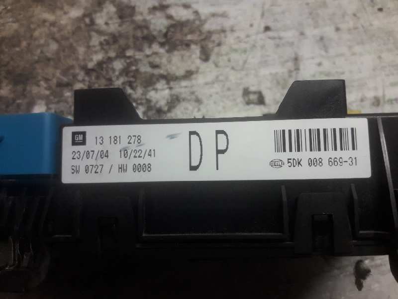 Recambio de caja reles / fusibles para opel astra h ber. cosmo referencia OEM IAM 13181278 5DK00866931 