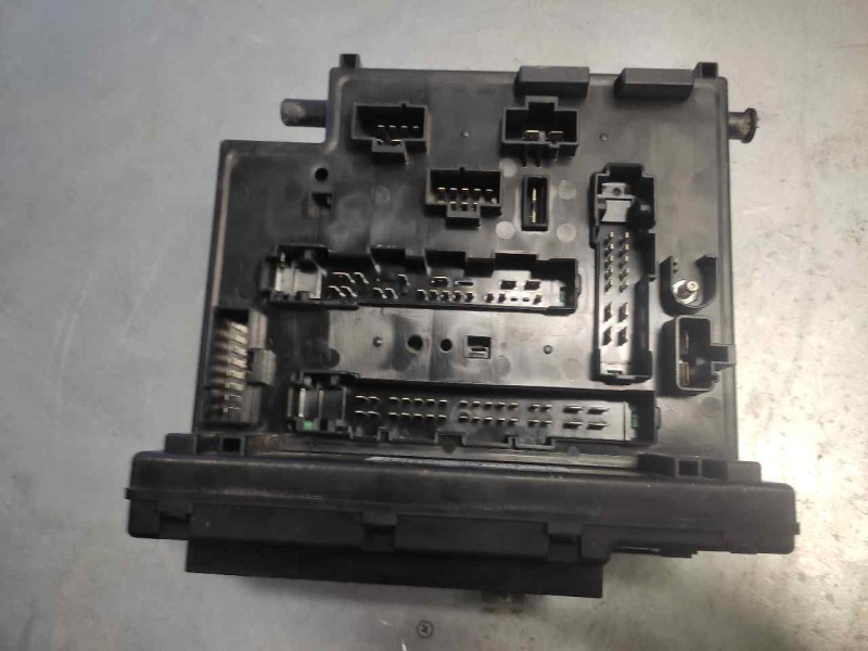 Recambio de caja reles / fusibles para ford escort berl./turnier básico berlina referencia OEM IAM   