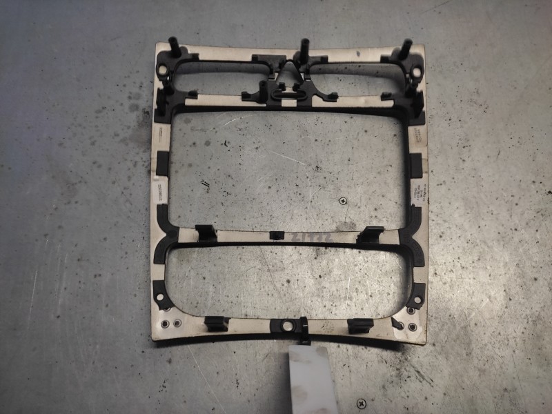 Recambio de guarnecido radio para mercedes clase c (w203) berlina 1.8 cat referencia OEM IAM A2036804639  