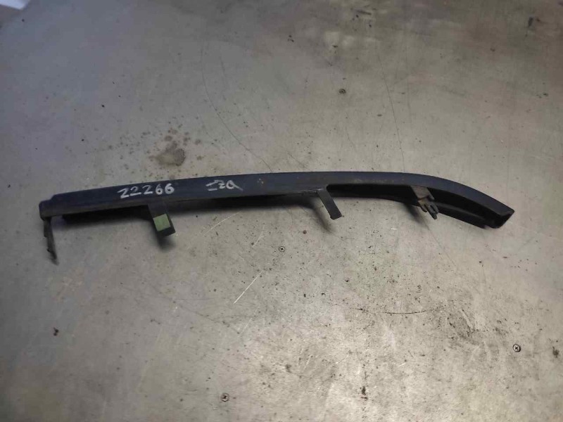 Recambio de moldura para bmw serie 3 berlina (e46) 320d referencia OEM IAM 51138208481 BAJO FARO IZQUIERDO 