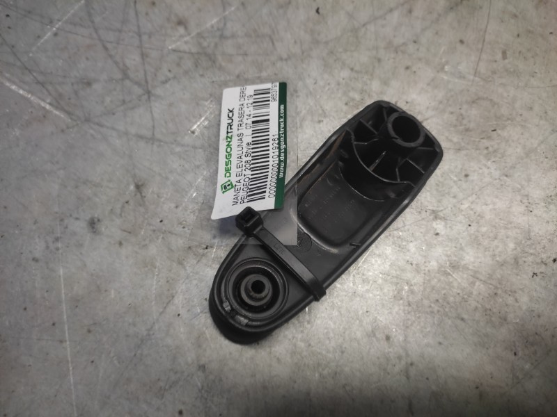 Recambio de maneta elevalunas trasera derecha para peugeot 208 style referencia OEM IAM 9653797777  