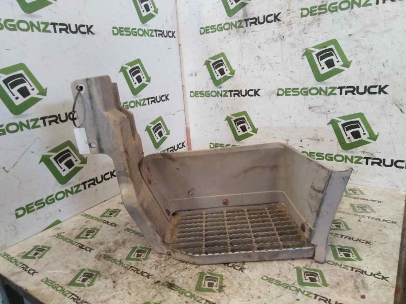 Recambio de peldaño izquierdo para renault g 230 (166/169/177 kw) 8.8 diesel referencia OEM IAM   