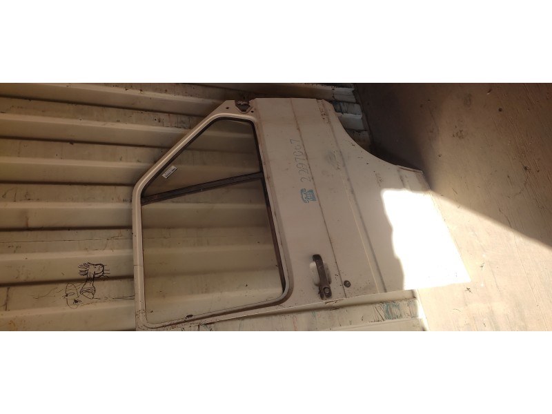 Recambio de puerta delantera derecha para renault trafic 1.6 referencia OEM IAM   