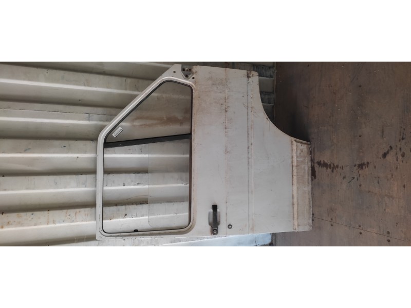 Recambio de puerta delantera derecha para renault trafic 1.6 referencia OEM IAM   