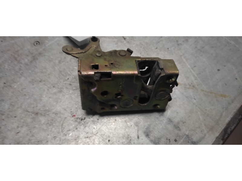 Recambio de cerradura puerta trasera izquierda para peugeot 205 berlina 1.1 mito referencia OEM IAM   