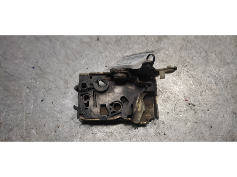 Recambio de cerradura puerta trasera izquierda para peugeot 205 berlina 1.1 mito referencia OEM IAM   