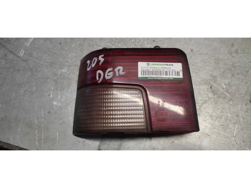 Recambio de piloto trasero derecho para peugeot 205 berlina 1.8 d mito referencia OEM IAM   