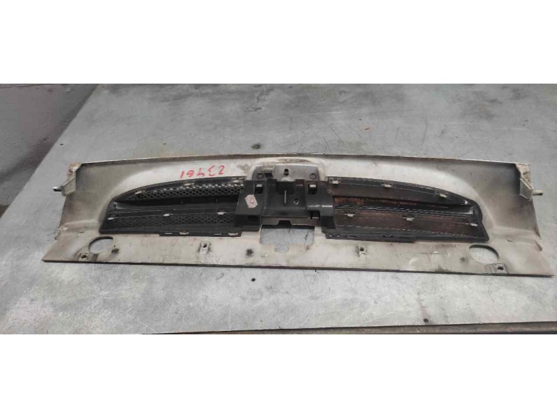 Recambio de rejilla delantera central para peugeot partner (s2) combi plus referencia OEM IAM   