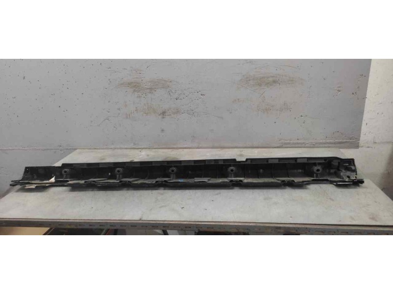 Recambio de estribo derecho para mercedes clase c (w204) berlina 1.6 cat referencia OEM IAM A2046981654  