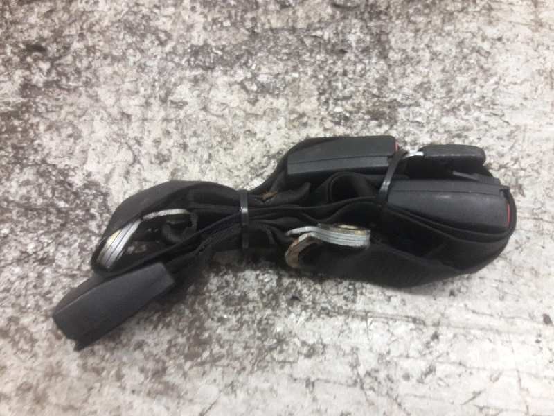 Recambio de enganche de cinturon trasero central para bmw serie 3 berlina (e46) 320d referencia OEM IAM 822303814110  