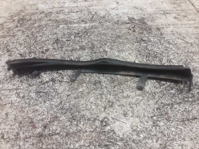 Recambio de moldura para bmw serie 3 berlina (e46) 320d referencia OEM IAM  11460913 BAJO FARO IZQUIERDO